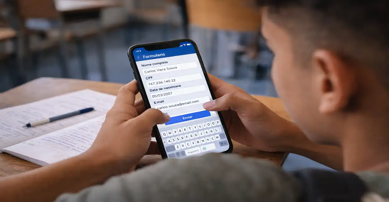 Estudante preenchendo cadastro no celular representando a inscrição no Pé-de-Meia