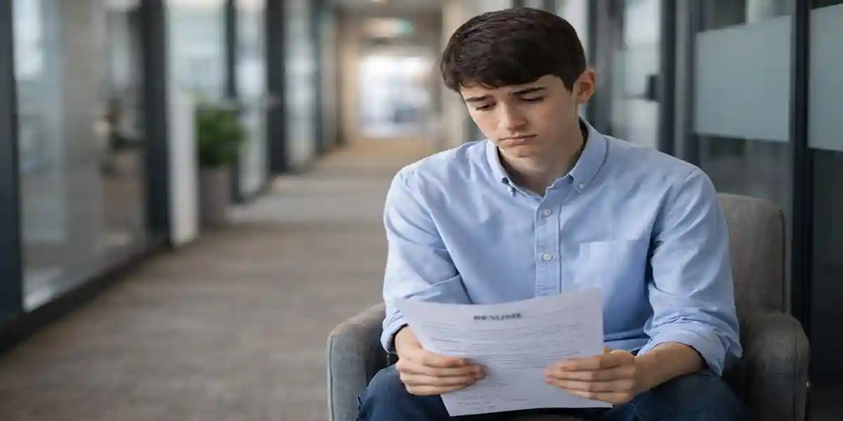 Jovem aprendiz frustrado após reprovação na entrevista
