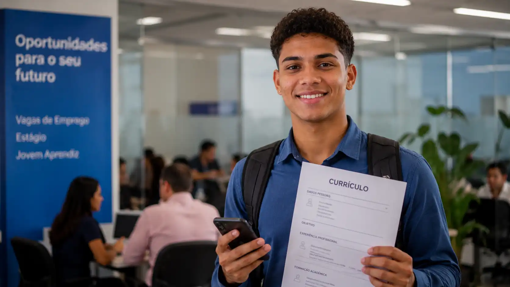 Jovem buscando o primeiro emprego com apoio de programas sociais ligados ao Cadastro Único