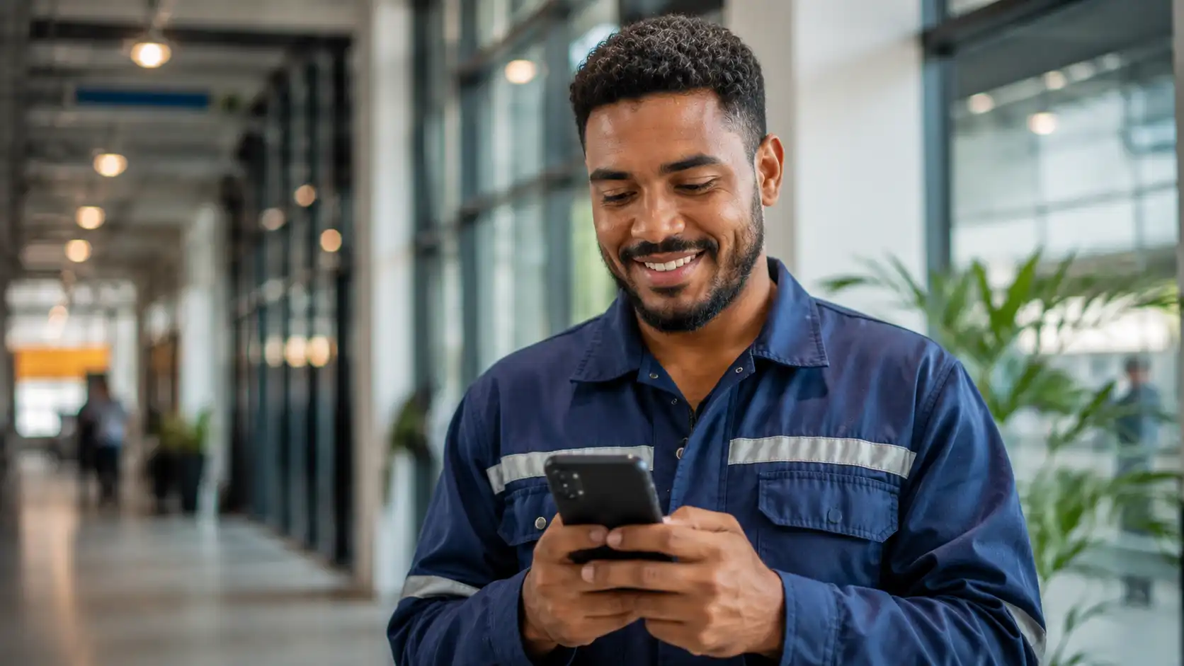 Trabalhador verificando sua situação no Cadastro Único após conseguir emprego